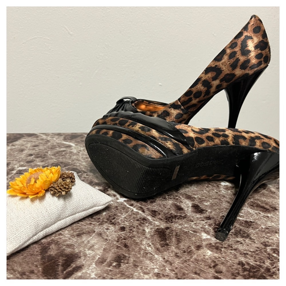 Bamboo 7 1/2 Leopard High Heels Like New - Picture 12 of 16